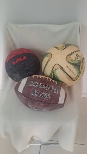 Brazuca Adidas original, bola de basquete e bola de futebol americano.