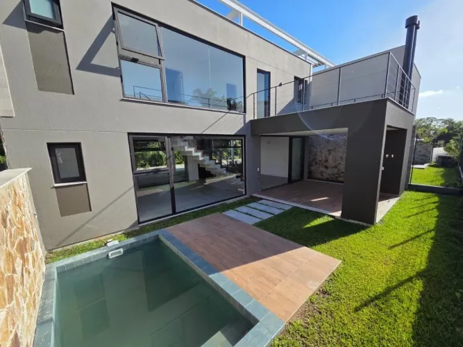 Casa com Piscina e 3 suítes em Condomínio Fechado na Lagoa da Conceição, em Florianópolis.