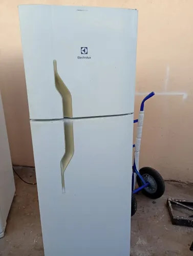 Geladeira eletrolux 2 portas gelo seco 300 litros <br><br>720.00
