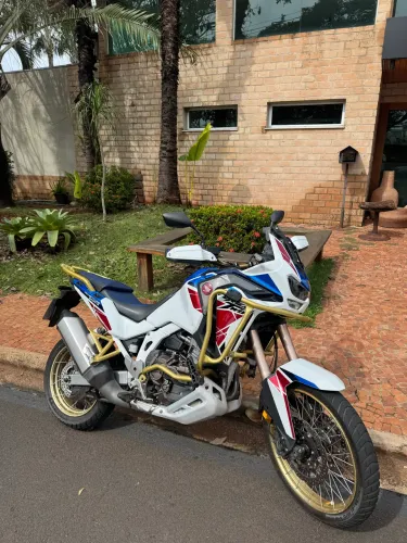 África Twin automática muito nova