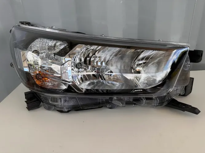 Farol Hilux lado direito