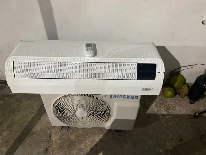 Vendo Ar-condicionado da marca Samsung de 9000btus funcionando perfeitamente 