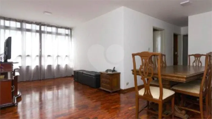 Apartamento reformado com 4 quartos e Sala Amplos, 1suíte cozinha, Lavanderia, Armários,1v