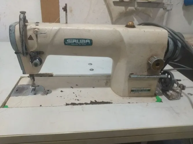 Máquina reta bancada alongada
