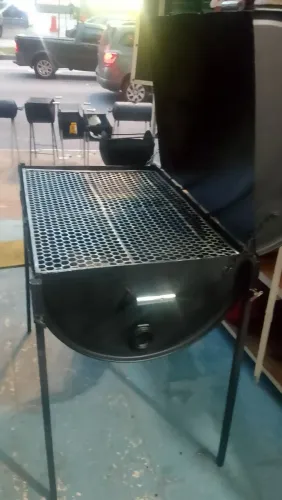 Churrasqueira latão 60 x85 ideal para assar frango ou costela em bares restaurante
