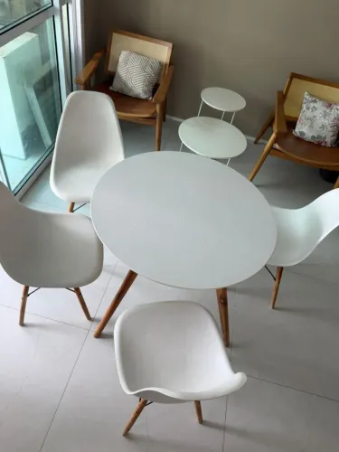 Conjunto mesa e 4 cadeiras