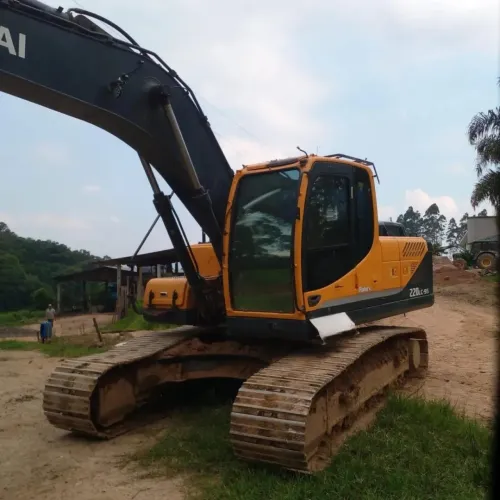 ESCAVADEIRA HYUNDAI 220