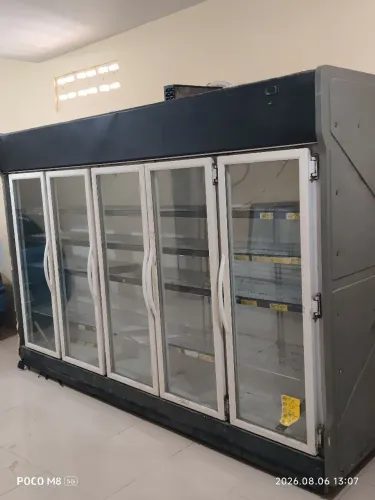 Vendo equipamentos para supermercado prateleiras um balcão e um freezer seis portas