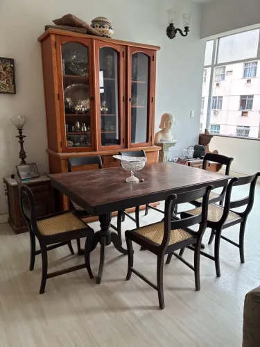 Mesa com 6 cadeiras de Madeira maciça