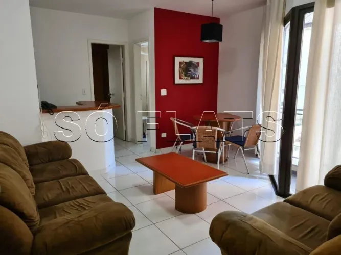 Flat mobiliado, espaçoso com 1x dormitório em rua arborizada no coração de Moema. Sem buro