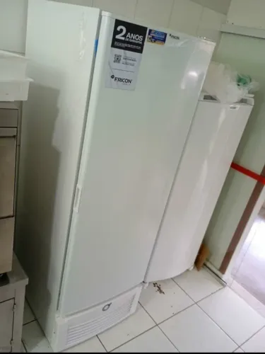FREEZER VERTICAL TRIPLA AÇÃO FRICON 569 LITROS
