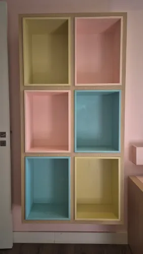 Estante com conjunto de nichos laqueados em tons pastéis!