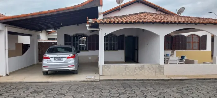 VENDO CASA EM ÚBAS 50M DA LAGOA EM CONDOMÍNIO FECHADO COM 02 QUARTOS 
