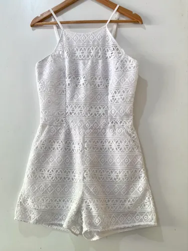 Macaquinho/Macacão Curto de Marca Branco em Renda tamanho 38