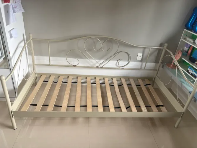 Estrutura de cama de solteiro (ou sofá). Importada marca JYSK.