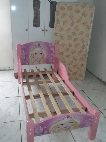 Cama infantil rosa da Barbie com o colchão em boas condições