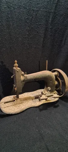 Máquina de Costura antiga em ferro fundido