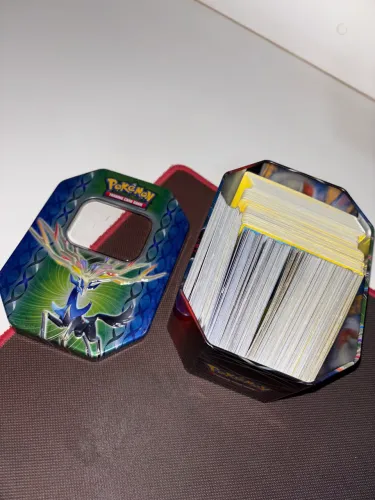 Lata com 350 Cartas Pokémon TCG