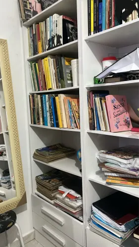 Estante de livros com gaveta