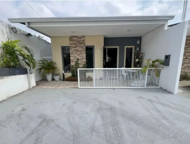 Casa para Venda 90 % Mobiliada no Pq Das Laranjeiras/ 03 Qts/ Suite/ 02 Vagas