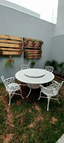 Vendo mesa de ferro giratória com quatro cadeiras