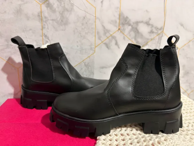 bota coturno tamanho 38 preta na caixa