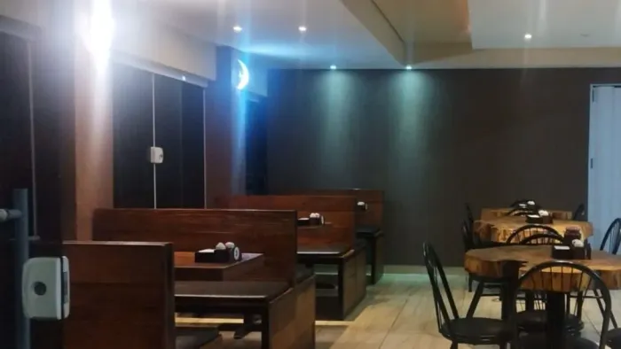 Conjunto de mesas com bancos acoplados