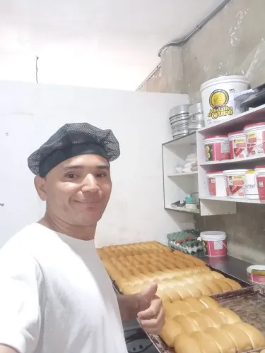 Sou auxiliar de padaria e de confeitaria com experiência 