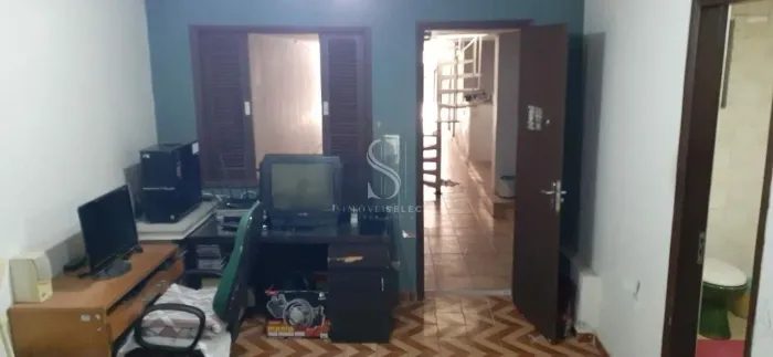 Casa de 250m² com 4 dormitórios sendo 2 suítes e 4 vagas na Vila Romana