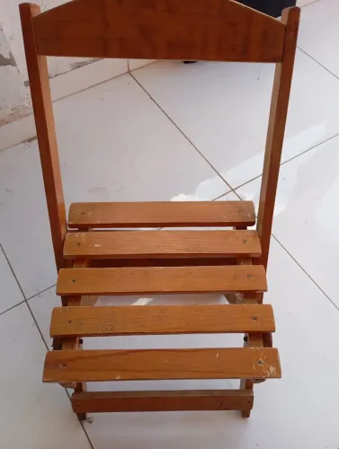 Vende cadeiras de madeira