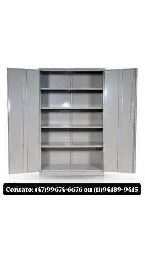 Armário com porta em aço 