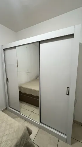 Guarda-Roupa Casal 3 Portas de Correr com Espelho