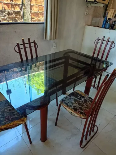 Mesa de vidro com 4 cadeiras 