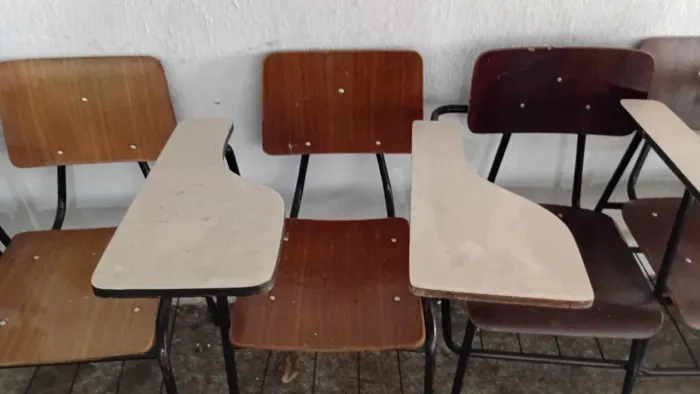 DOA-SE CADEIRA ESCOLAR