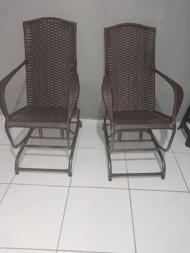 Vendo essa duas cadeiras