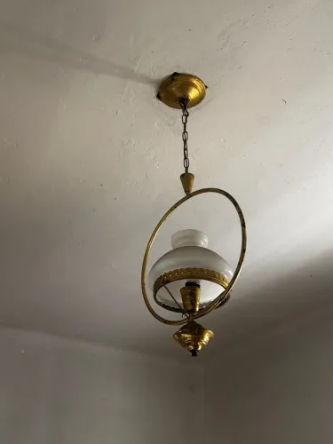 Lustre vintage com cúpula de vidro e detalhes dourados