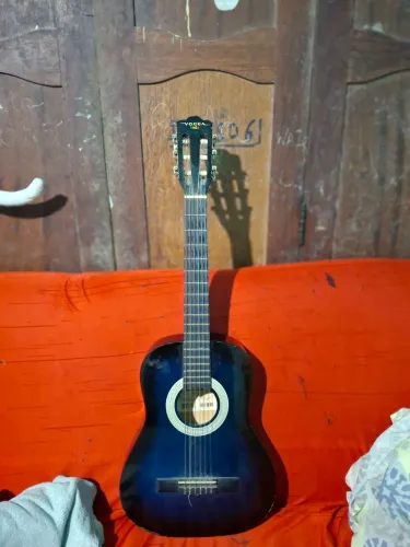 Violão da marca Vogga Kids.<br>logsound.com.br +1