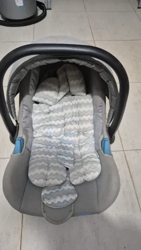 Cadeirinha de bebê para carro.