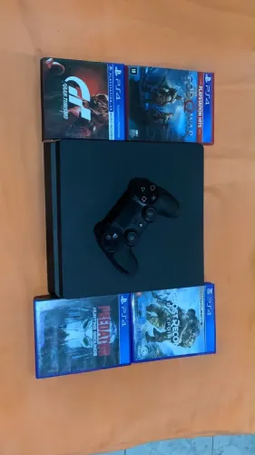PS4 Slim 500GB conservado com controle e cabos