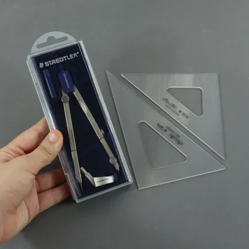 Compasso Steadtler e esquadros para desenho técnico