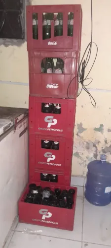 caixas completas com garrafas 