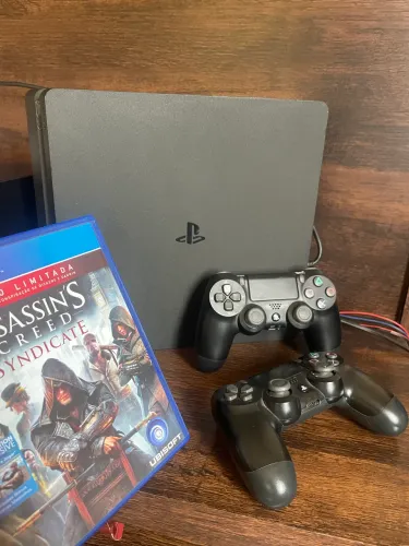 PS4 Slim 500GB ? 2 Controles + Assassin?s Creed + PS Plus