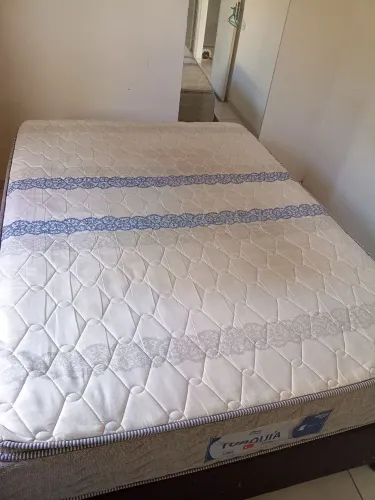Base de cama de casal com colchão