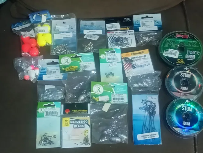 Vende se 3 varas de pesca com os acessórios