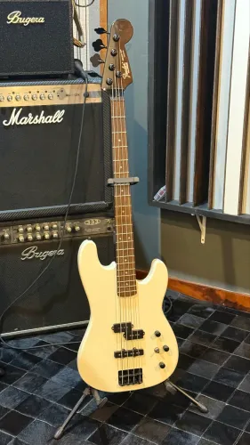 Contra Baixo - Duff McKagan Deluxe Precision Bass - China 2014