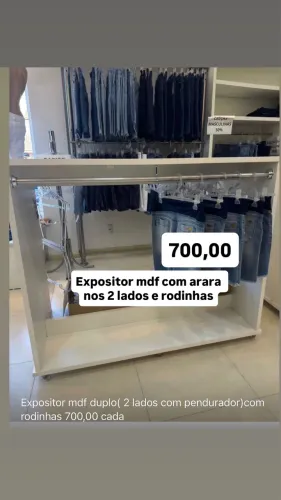 Móvel expositor mdf para loja com rodinha