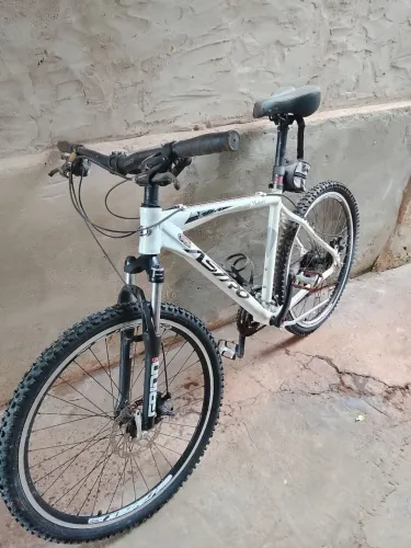 Bicicleta Aro 26 Astro Branca/Preta C/Bolsa Banco