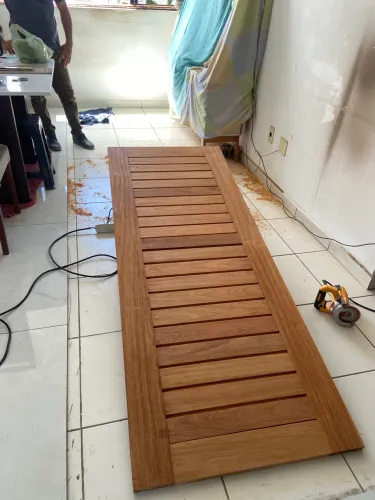 Venda e assentamento de portas.