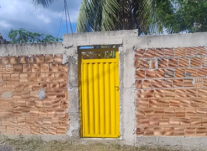 Portão de ferro com fechadura e chave