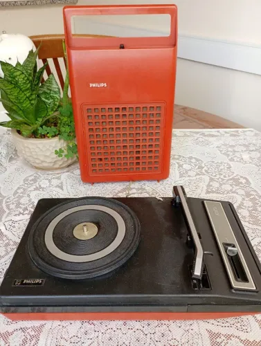 Vitrola toca disco -Vermelha - Philips/mod 133 - anos 70
